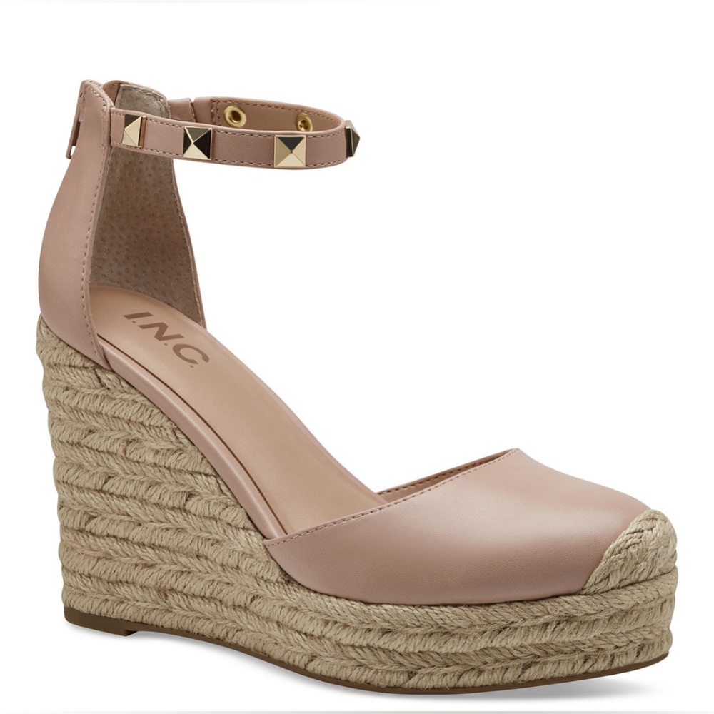 ✨NEW INC BLUSH SANDALS✨